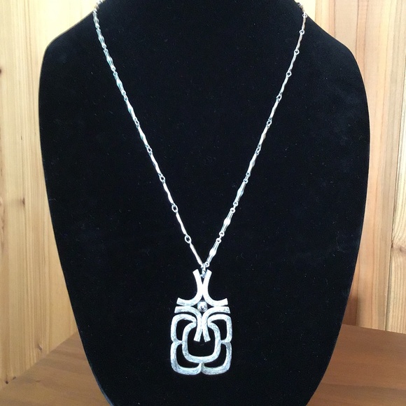 Avon Vintage Necklace Silver Tone Textured Pendant Groovy! - Picture 1 of 10